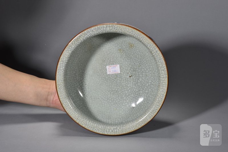 清康熙 哥釉青花喜上眉梢纹三足炉 - 图5